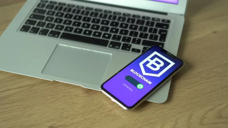Blockchain no Mercado Imobiliário: O Fim da Papelada e das Fraudes na Compra da Sua Casa
